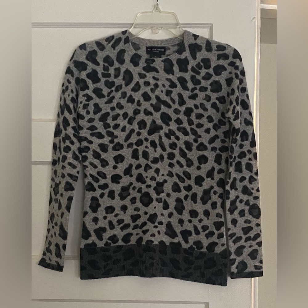 NWOT Bloomingdales White Black Gray Leopard Print 100% Cashmere Sweater XS
